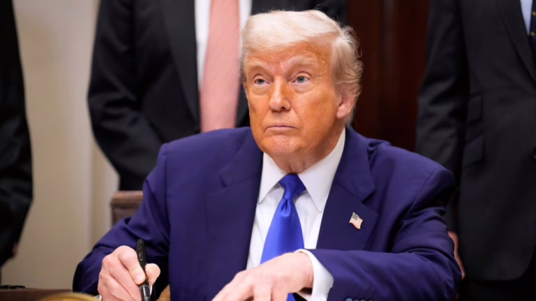 Trump firma la orden ejecutiva para reducir los precios de los medicamentos recetados | Noticias de Donald Trump