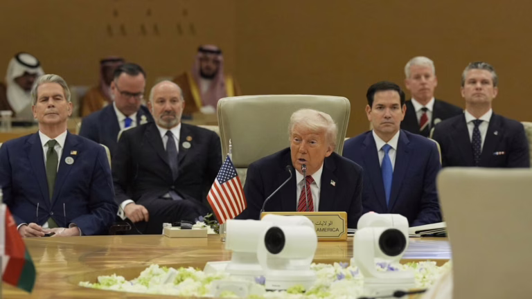 Trump le dice a los líderes del Golfo que Irán debería detener el apoyo de los grupos de poder como parte de cualquier acuerdo nuclear