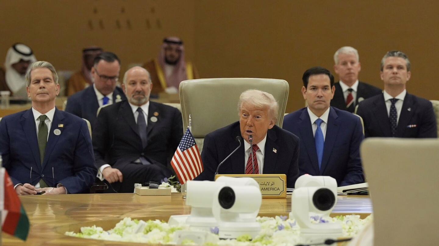 Trump le dice a los líderes del Golfo que Irán debería detener el apoyo de los grupos de poder como parte de cualquier acuerdo nuclear