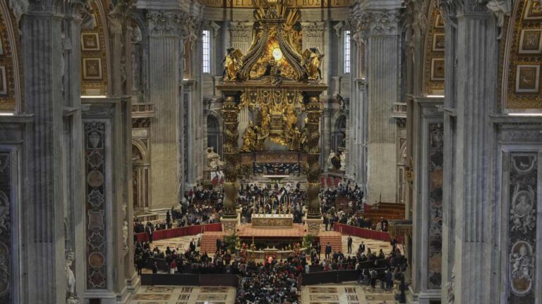 Trump y Zelenskyy entre dignatarios que convergen en Roma al funeral del Papa Francisco