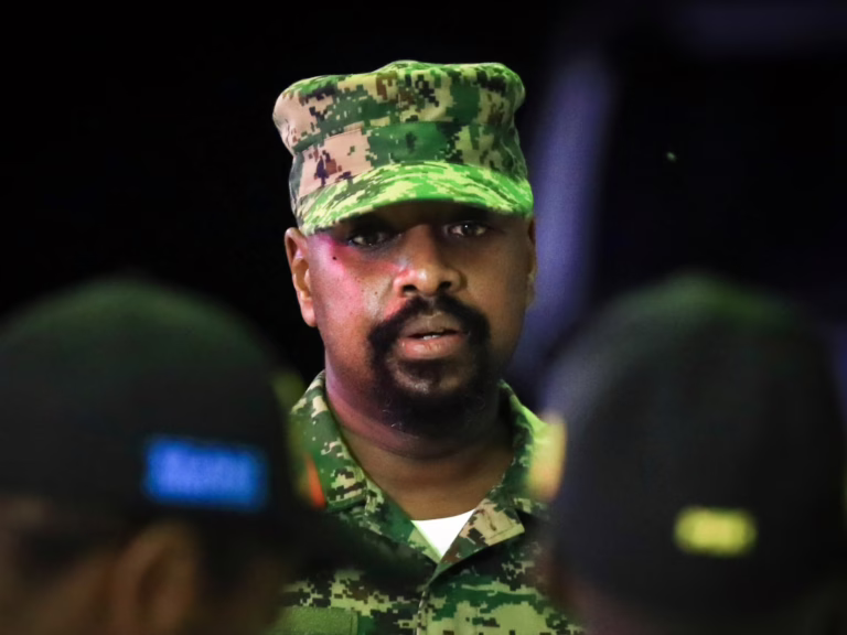 Uganda confirma los juicios militares para los civiles, a pesar de la decisión de la Corte Suprema | Noticias del tribunal