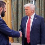 Syrian president in US ahead of landmark meeting with Trump – DW – 11/09/2025