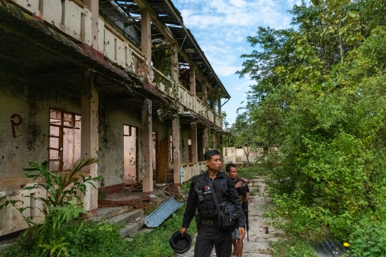 Win Htun, ex oficial de policía del gobierno de Myanmar y ahora oficial de policía de la KNU, en el centro, en el estado de Karen (Andrew Nachemson/Al Jazeera)