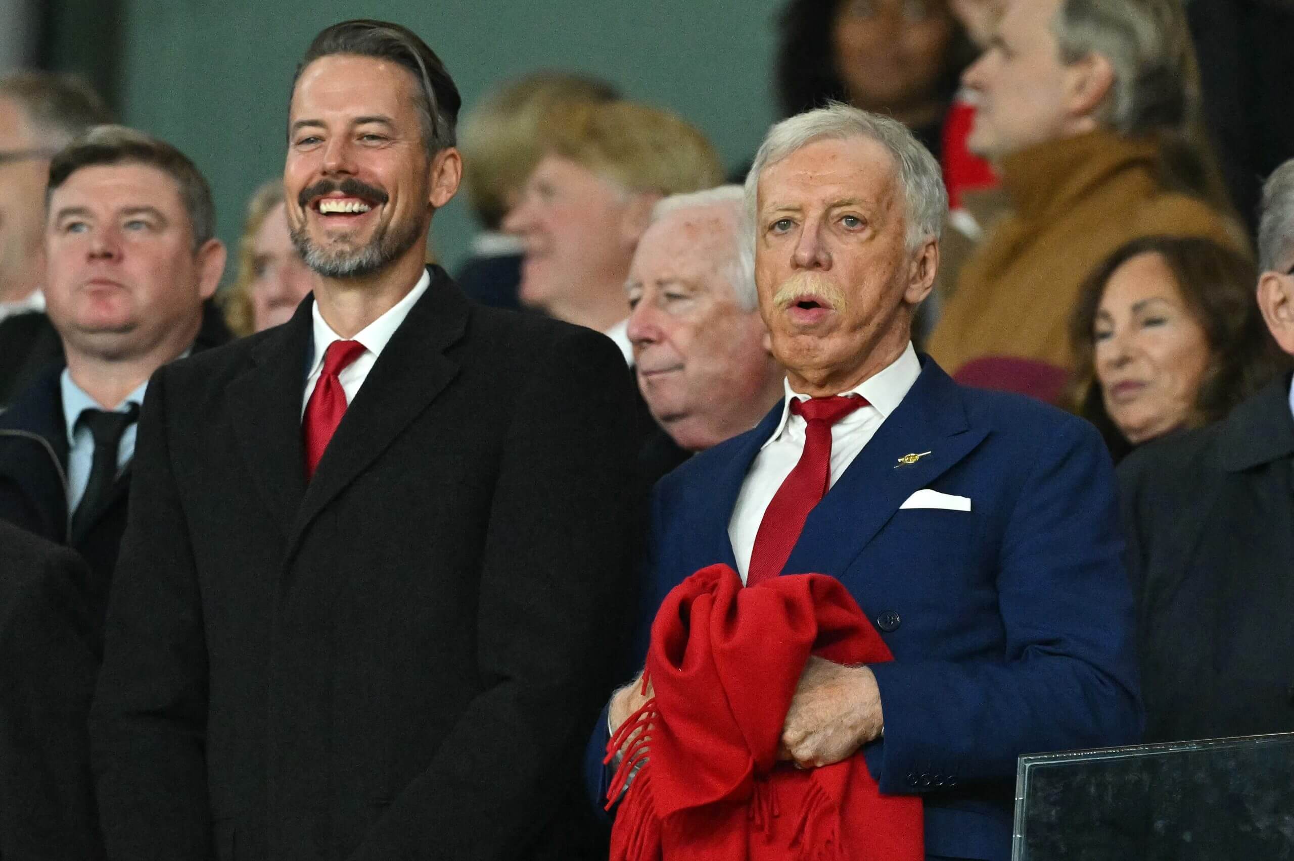 El Arsenal debe más de £200 millones a su propietario Stan Kroenke (derecha) (Glyn Kirk/AFP vía Getty Images)