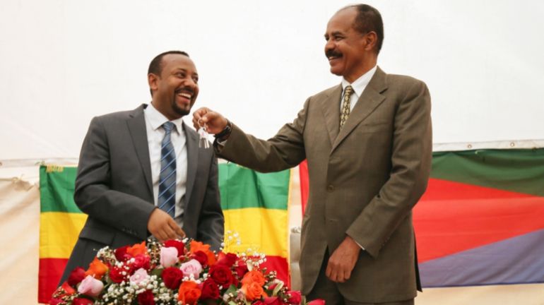 El presidente de Eritrea, Isaias Afwerki, recibe una clave de Etiopía, primer ministro, Abiy Ahmed