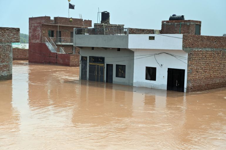 Una vista de las casas sumergidas en las aguas de la inundación.